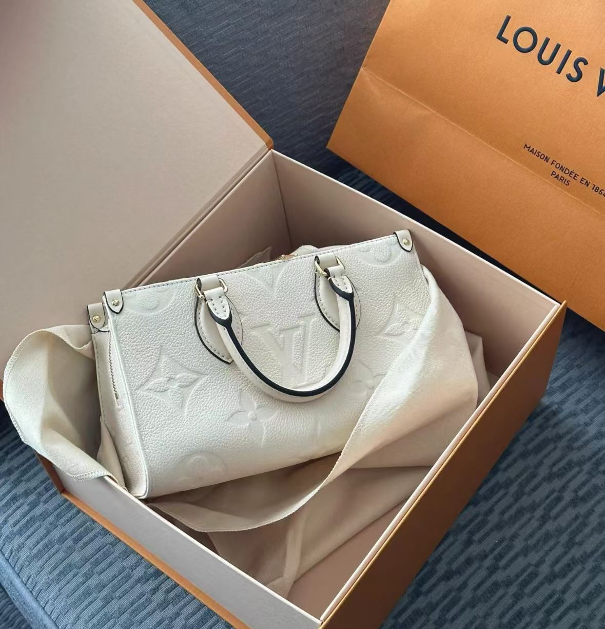 Lv onthego east west 